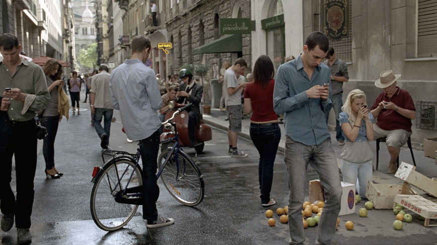 smartphones-woman-man-street.jpg